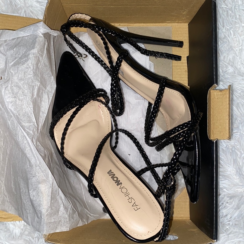 Pointy toe sandal